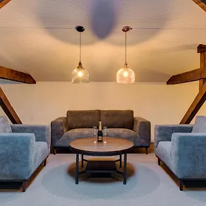 Ξενοδοχείο με διαμερίσματα Upstairs Boutique ****